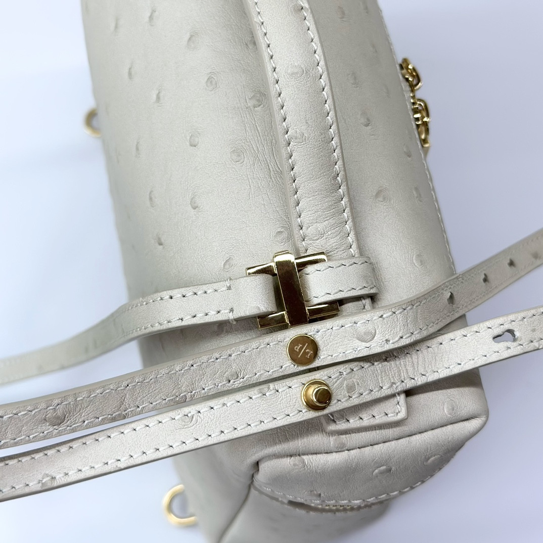 L**o p*ana Extra Pocket backpack L23.5 Ostrich-grained Leather 23 x 21 x 8 cm