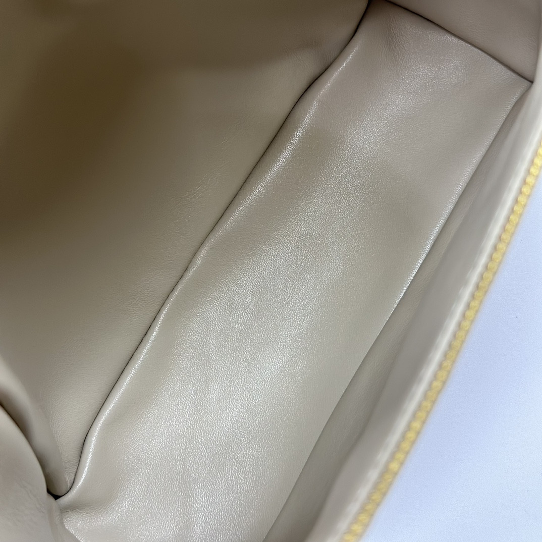 L**o p*ana Extra Pocket backpack L23.5 Ostrich-grained Leather 23 x 21 x 8 cm