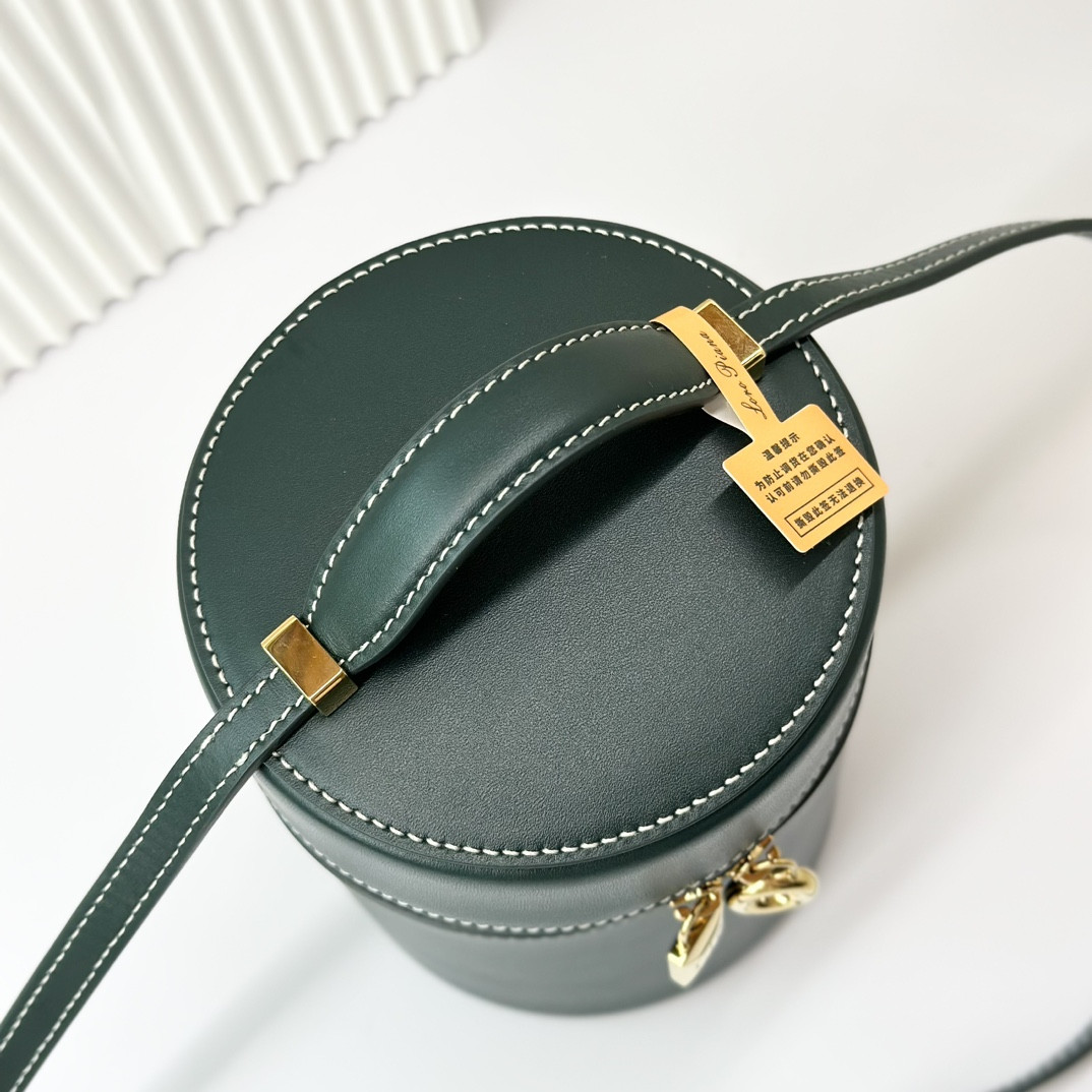 L**o p*ana Extra Case Smooth Calfskin 12 x16 x12cm