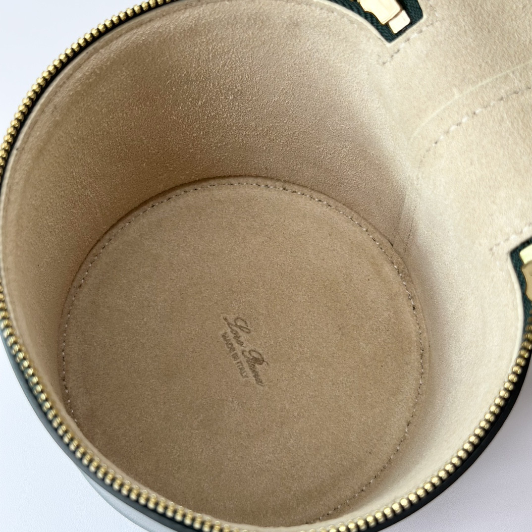 L**o p*ana Extra Case Smooth Calfskin 12 x16 x12cm