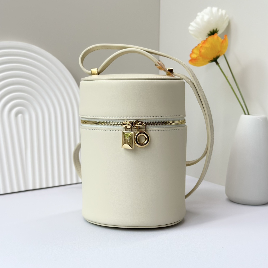 L**o p*ana Extra Case Smooth Calfskin 12 x16 x12cm