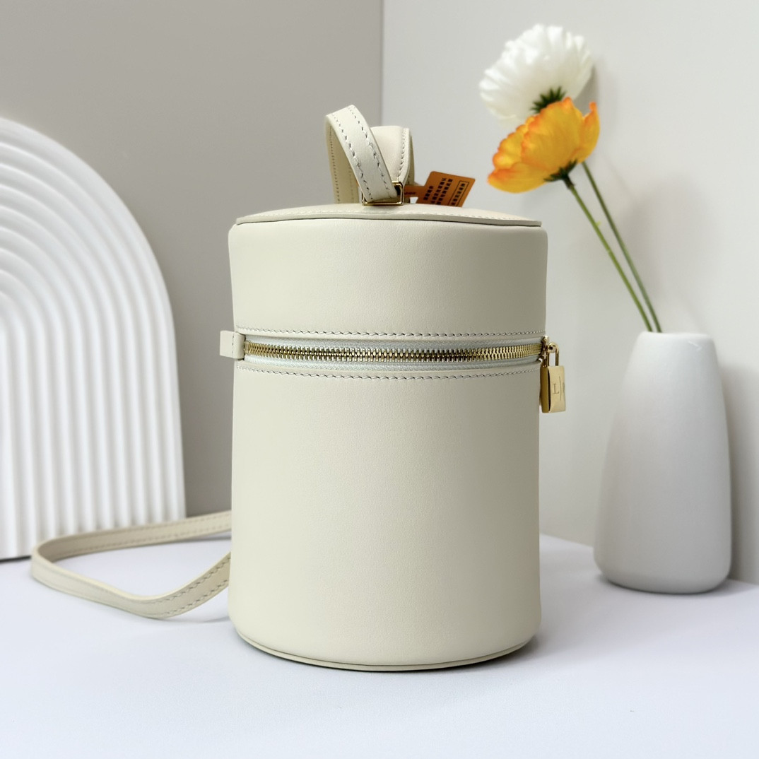 L**o p*ana Extra Case Smooth Calfskin 12 x16 x12cm