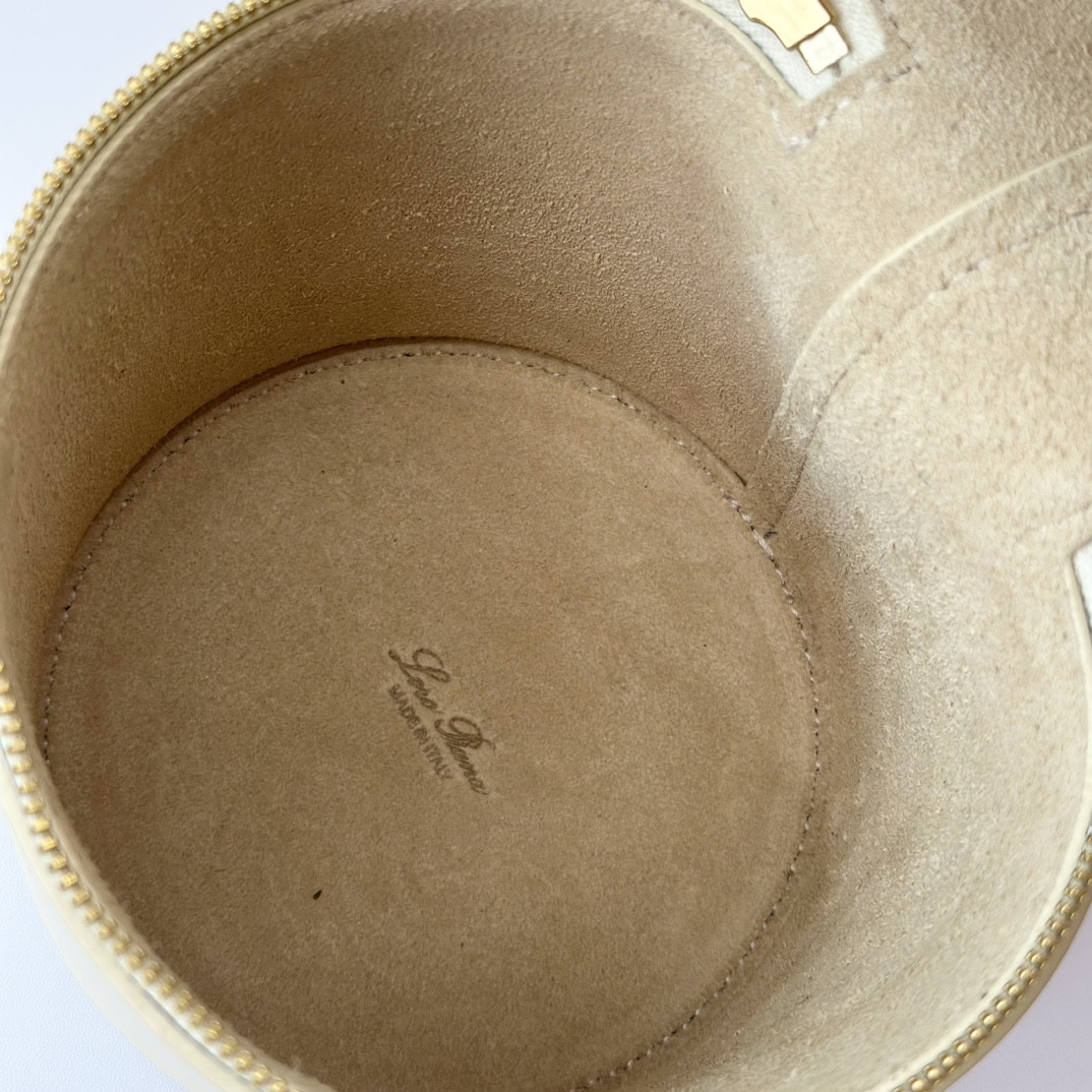 L**o p*ana Extra Case Smooth Calfskin 12 x16 x12cm