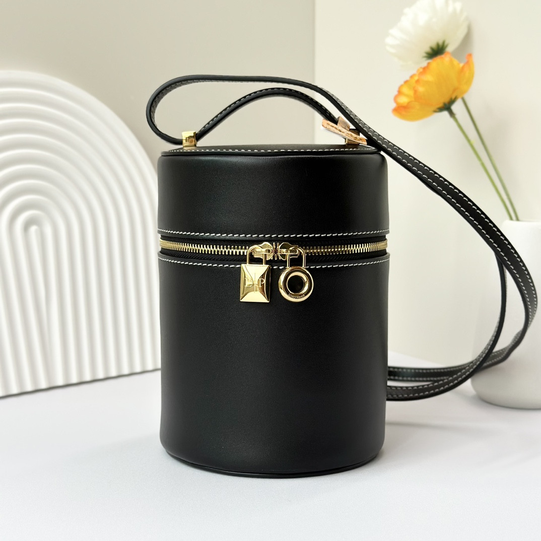 L**o p*ana Extra Case Smooth Calfskin 12 x16 x12cm