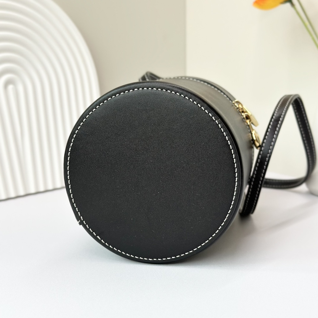 L**o p*ana Extra Case Smooth Calfskin 12 x16 x12cm