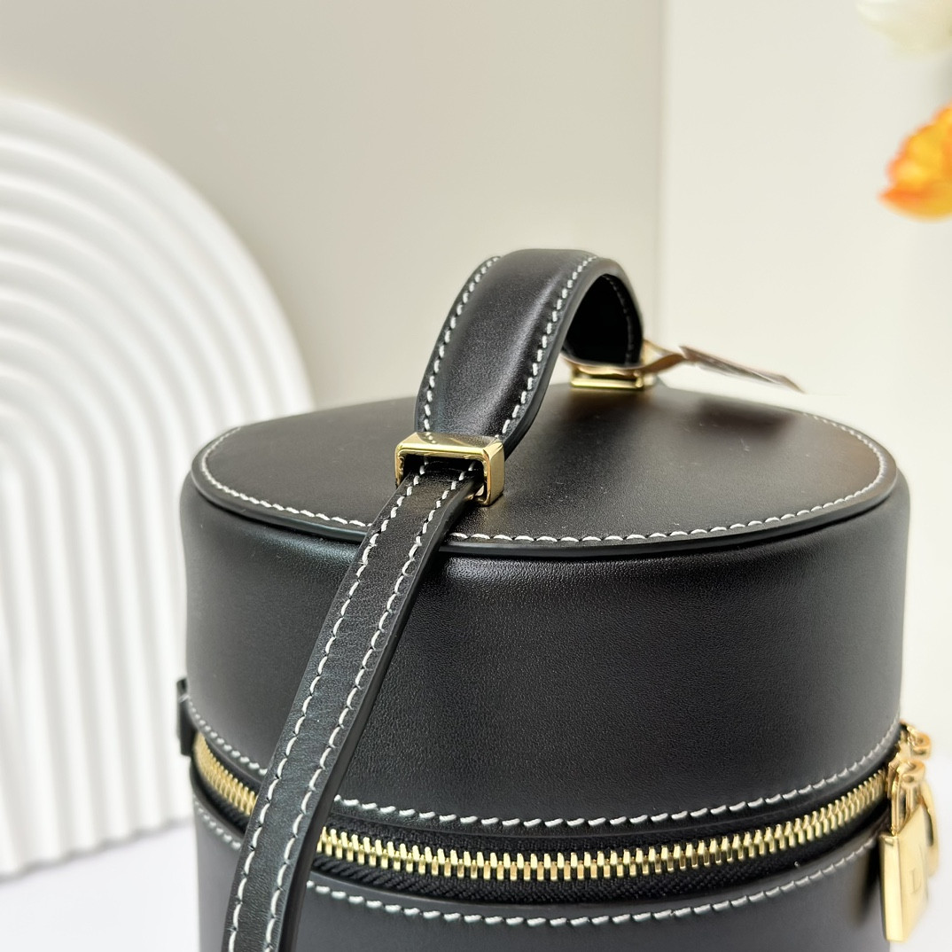 L**o p*ana Extra Case Smooth Calfskin 12 x16 x12cm