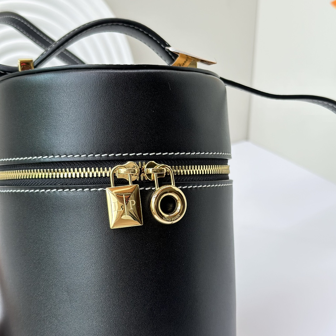 L**o p*ana Extra Case Smooth Calfskin 12 x16 x12cm