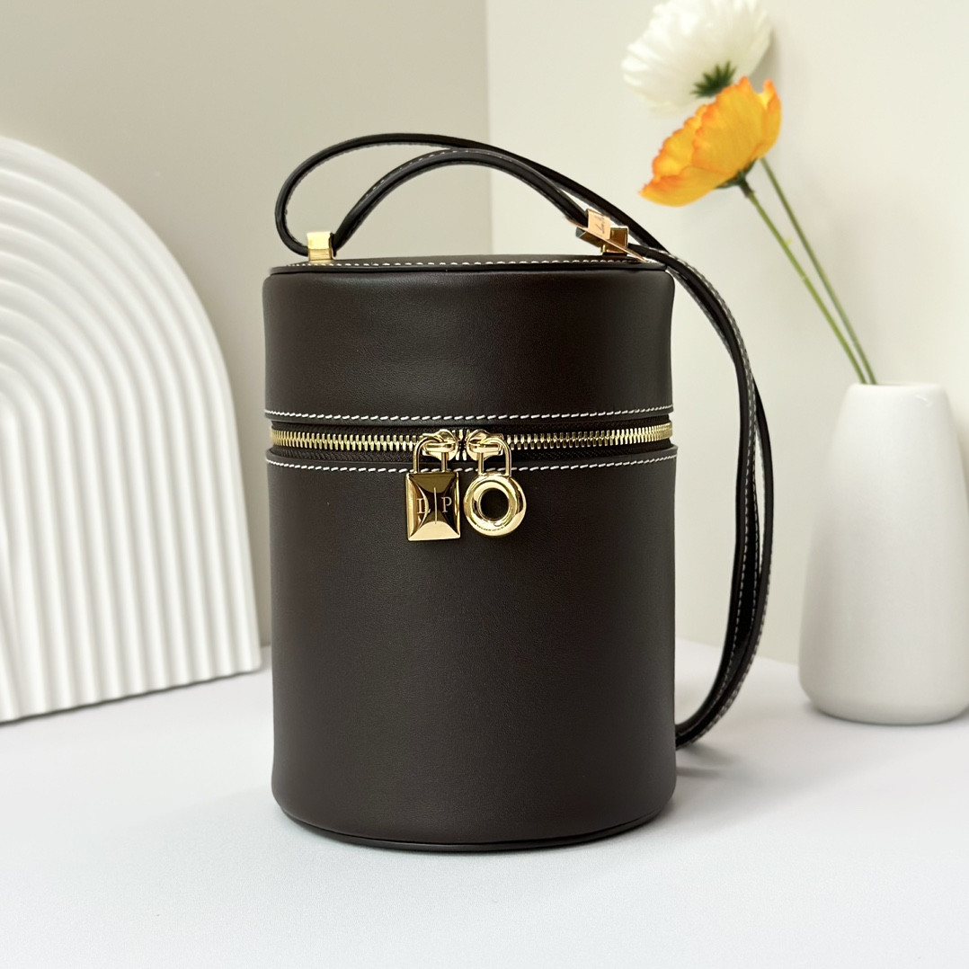 L**o p*ana Extra Case Smooth Calfskin 12 x16 x12cm