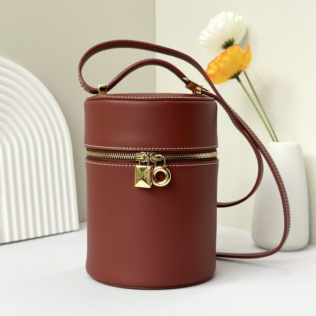 L**o p*ana Extra Case Smooth Calfskin 12 x16 x12cm