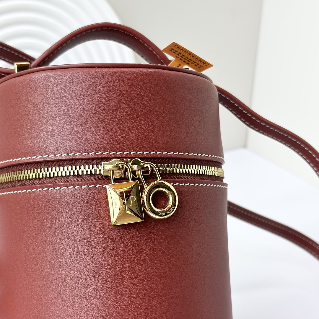 L**o p*ana Extra Case Smooth Calfskin 12 x16 x12cm