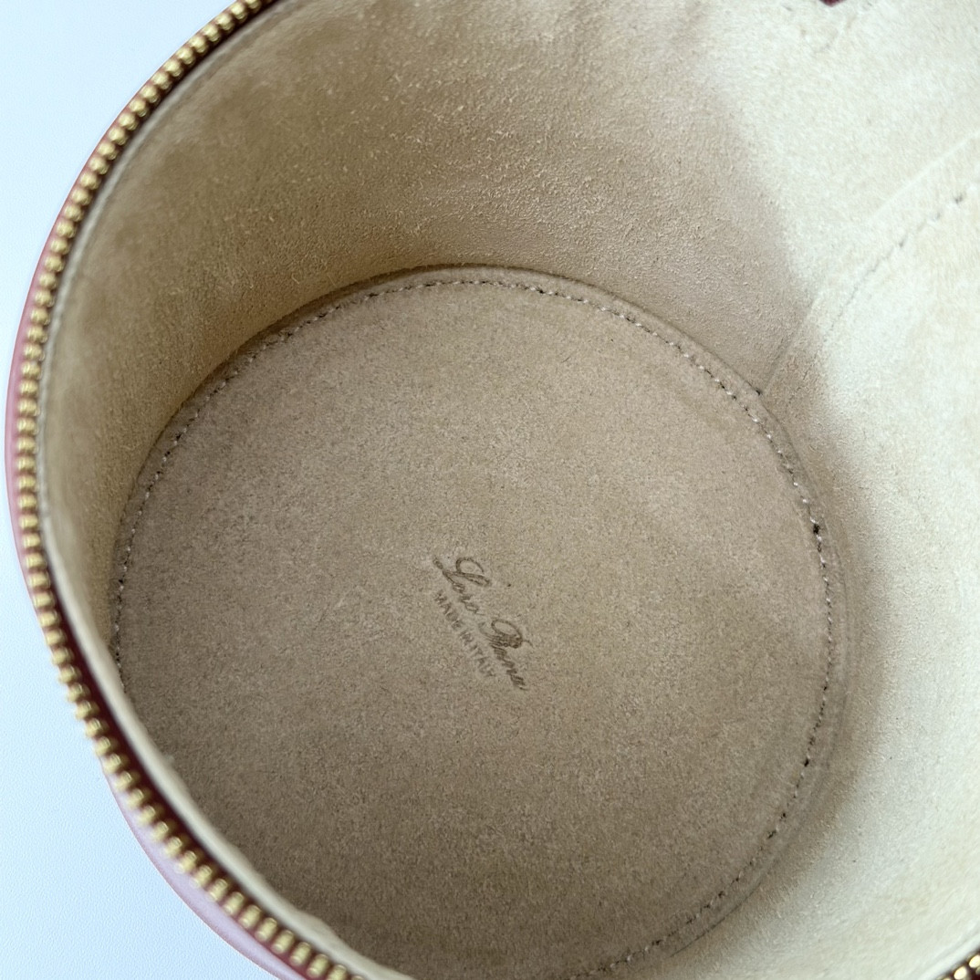 L**o p*ana Extra Case Smooth Calfskin 12 x16 x12cm