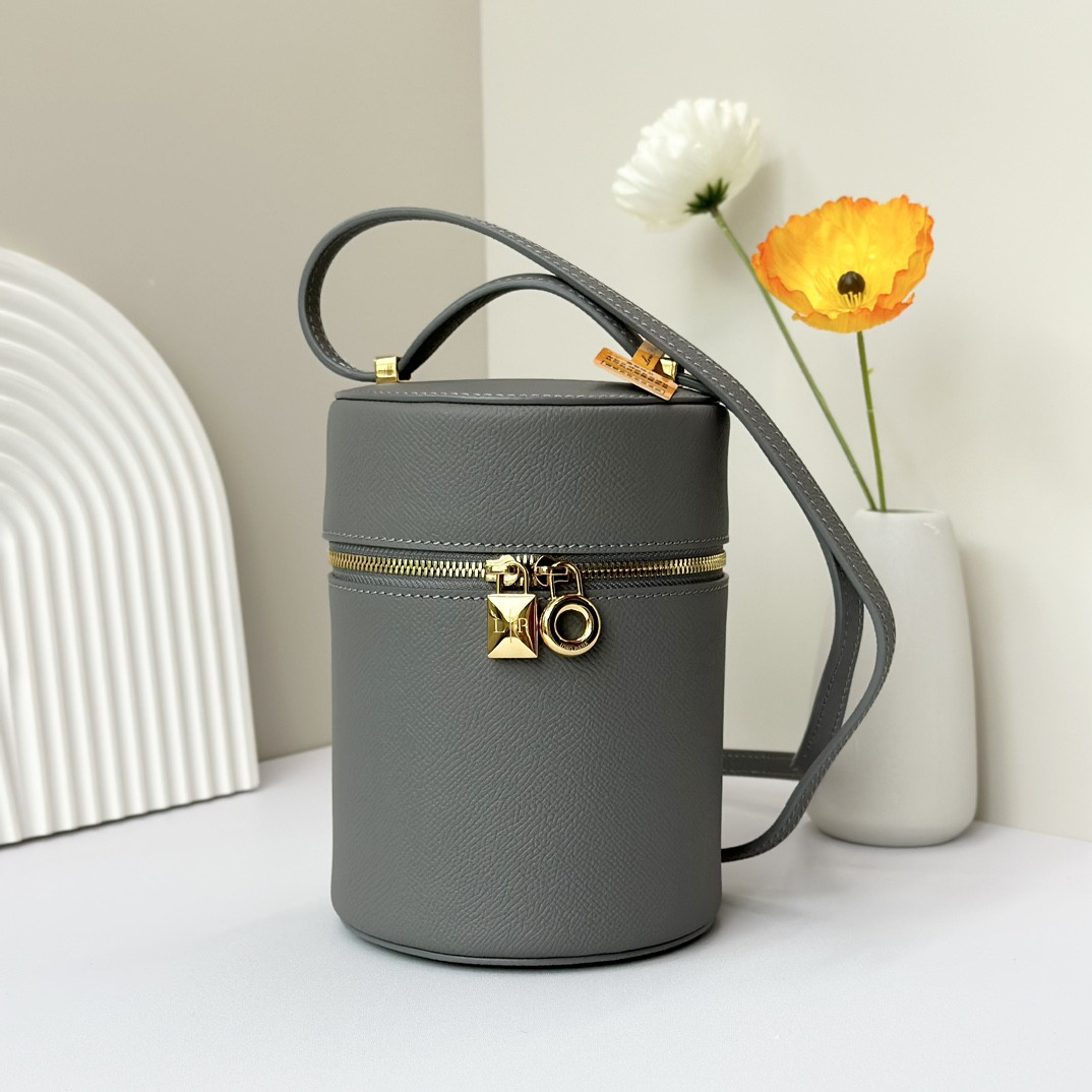 L**o p*ana Extra Case Textured Calfskin 12 x16 x12cm