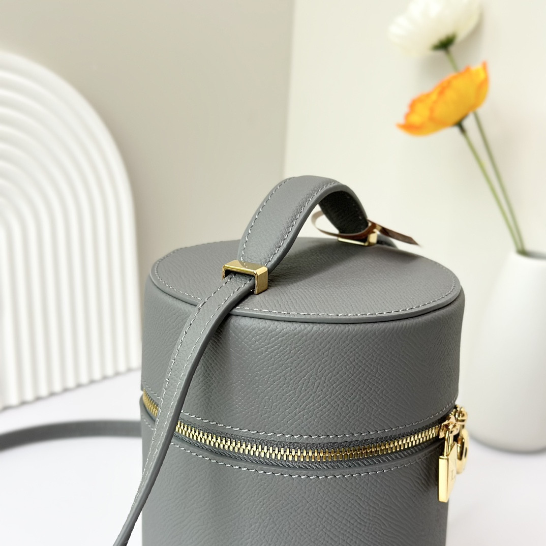 L**o p*ana Extra Case Textured Calfskin 12 x16 x12cm