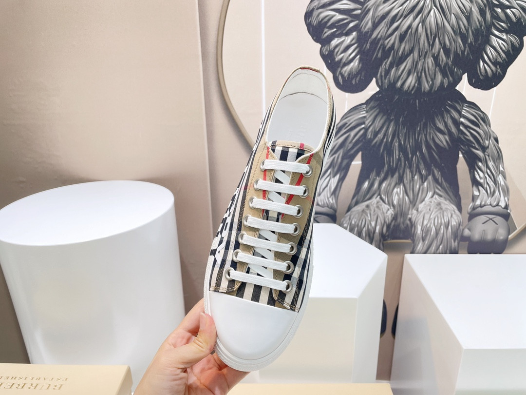 UA B**rry Check Sneakers