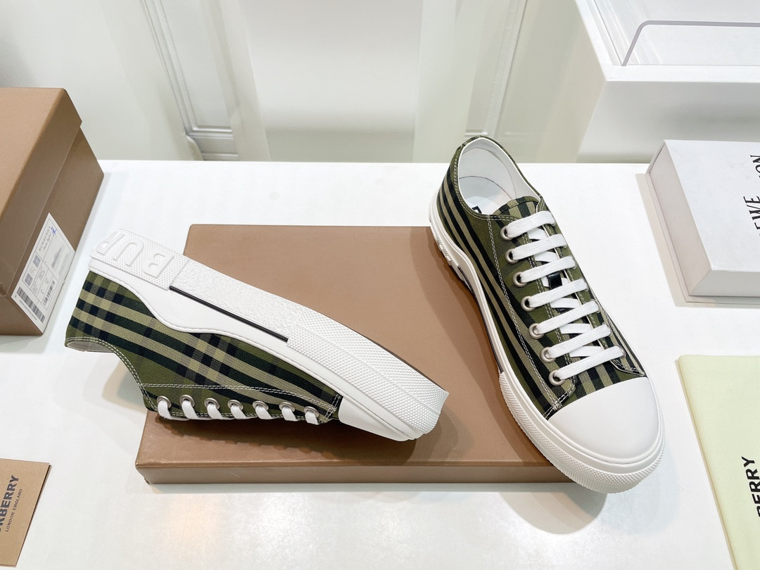 UA B**rry Check Sneakers