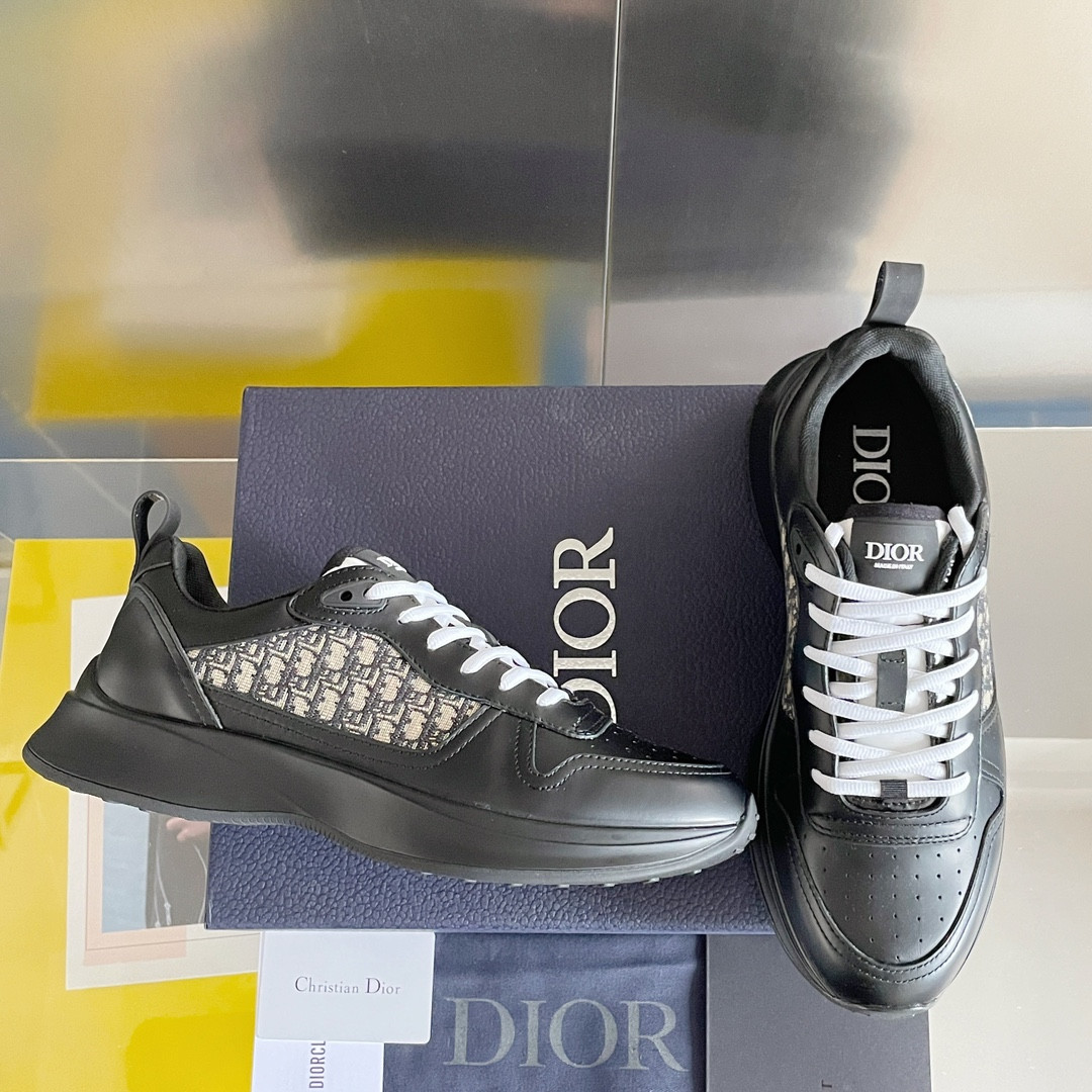UA D*0r B25 Runner Sneaker