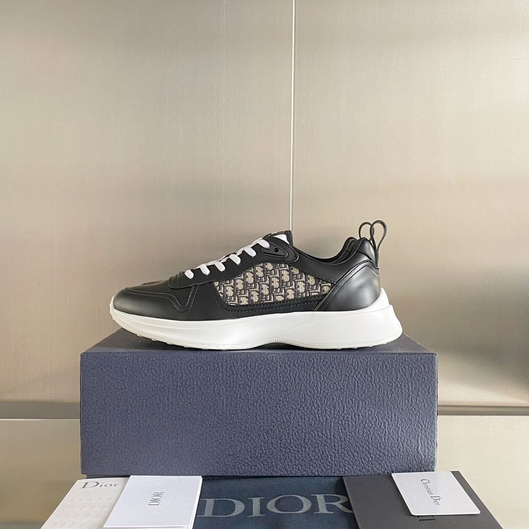 UA D*0r B25 Runner Sneaker