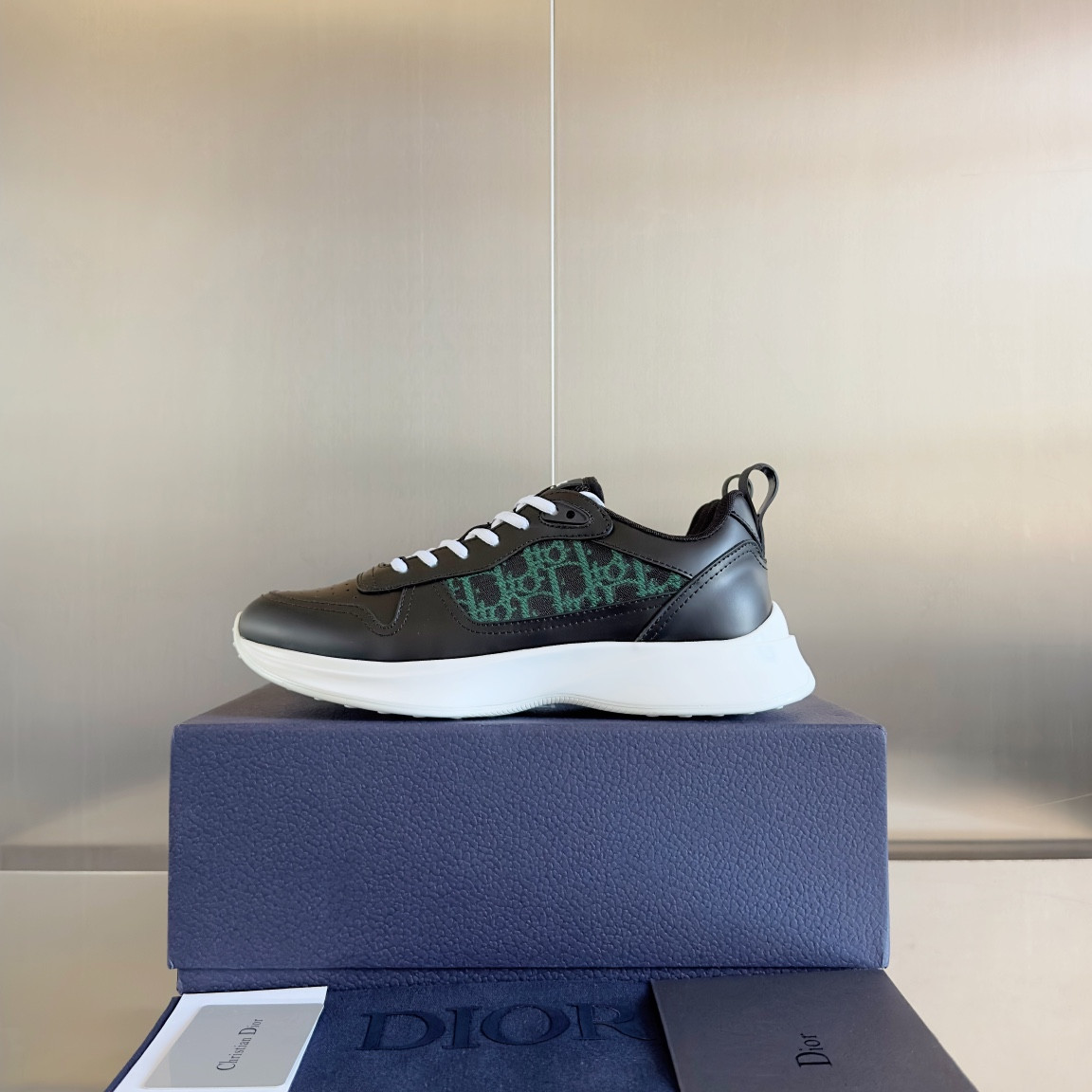 UA D*0r B25 Runner Sneaker