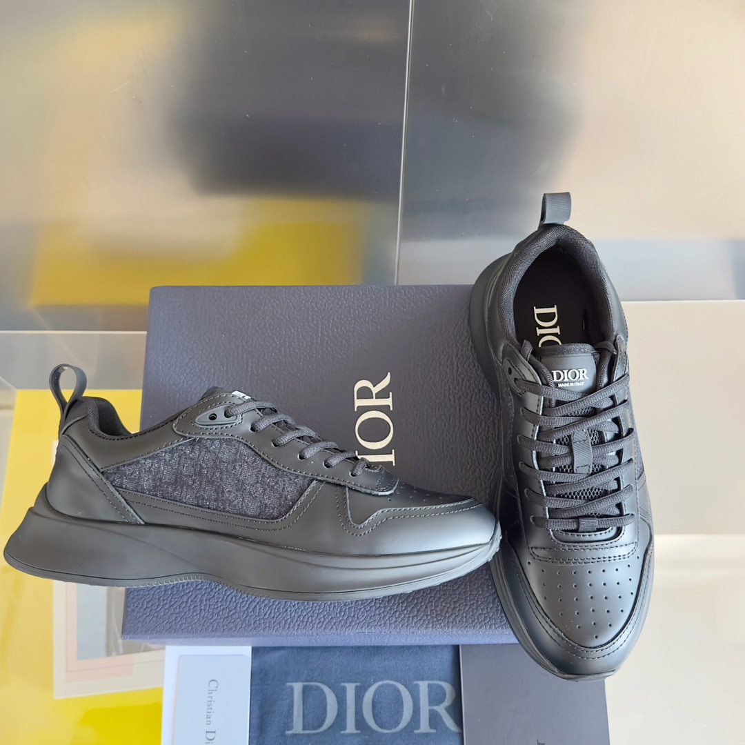 UA D*0r B25 Runner Sneaker