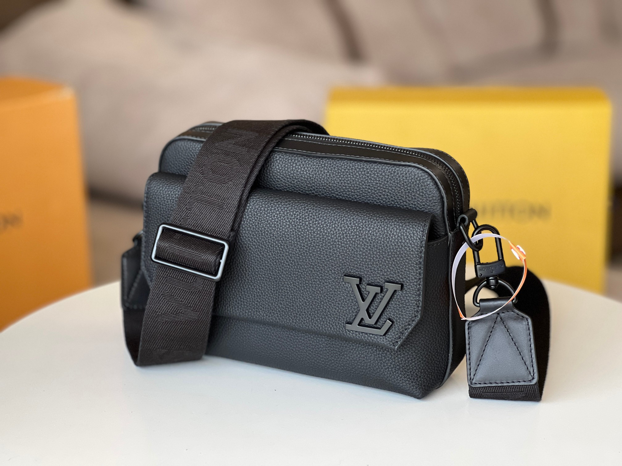 LV Fastline Messenger M22482 23.5×18×7CM