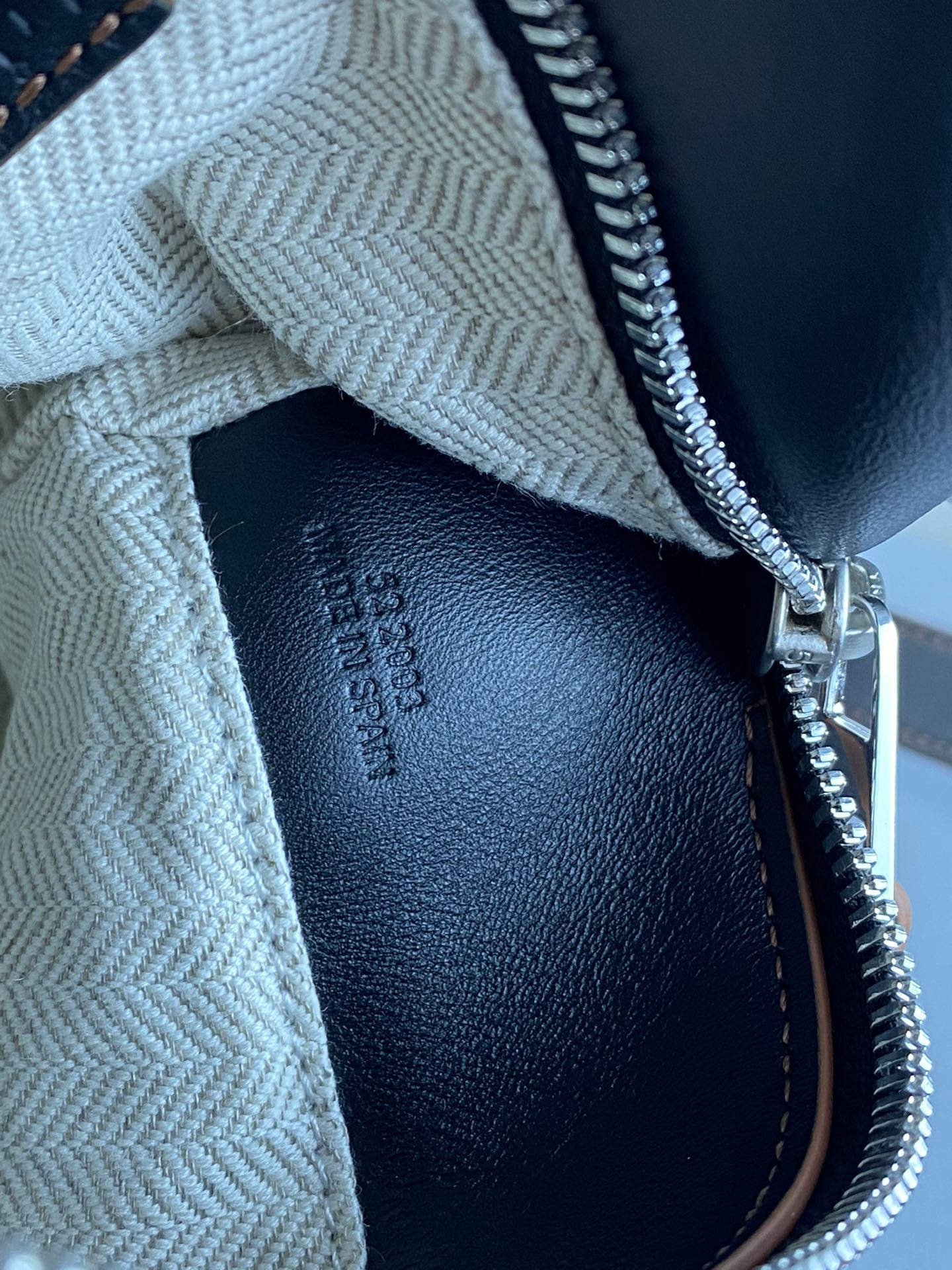 L0ew* Small Puzzle bag in classic calfskin 24x10.5x16.5cm