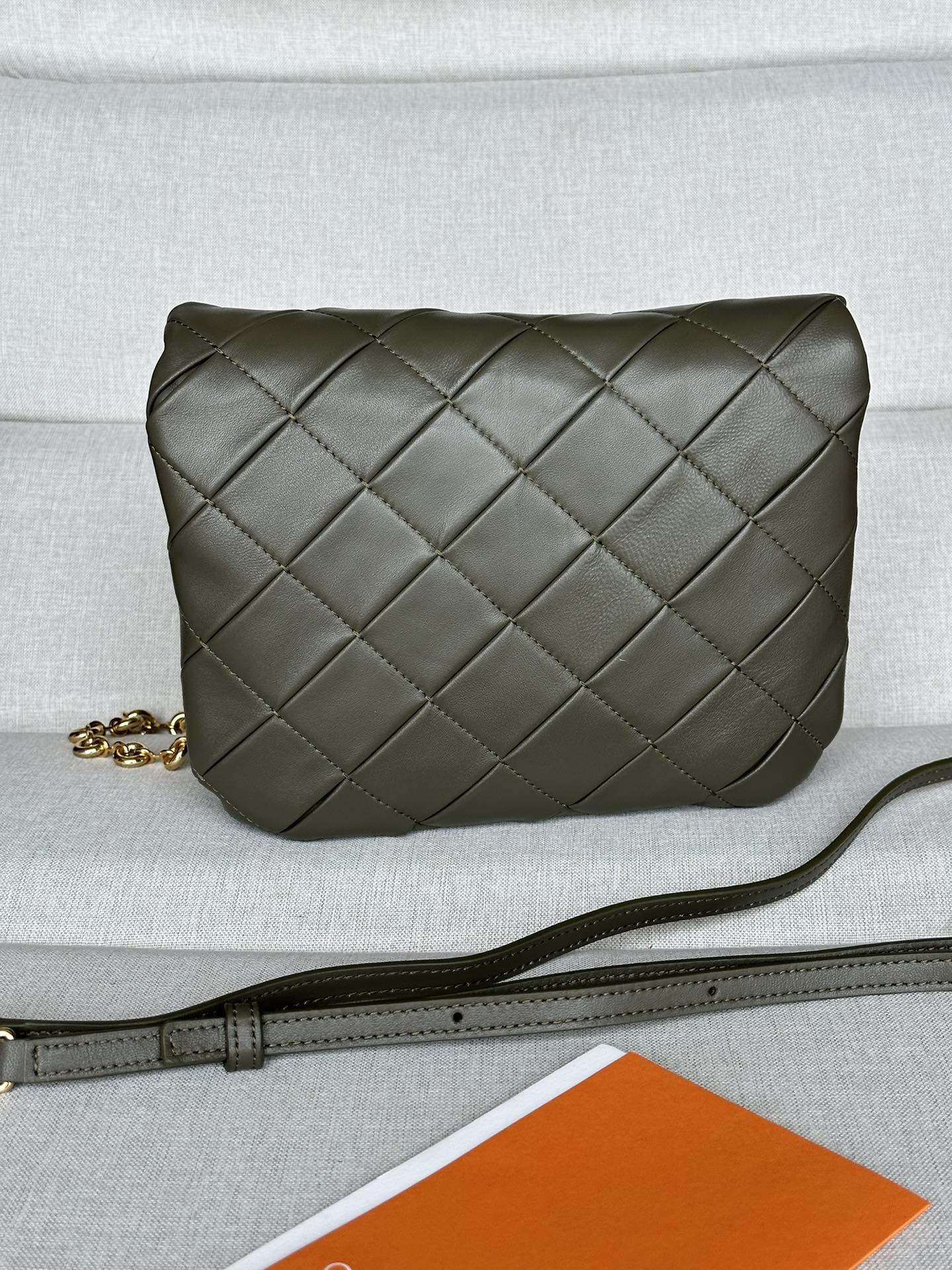 L0ew* Puffer Goya in pleated shiny nappa lambskin 23x17x9cm
