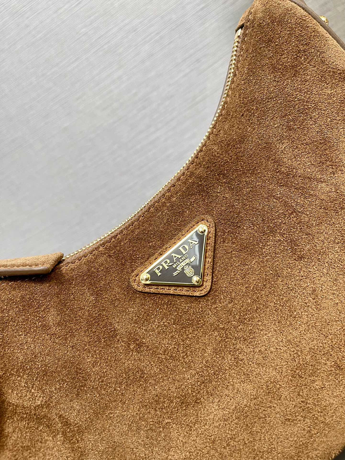 Pra*a Arqué suede shoulder bag 22.5x18.5x6.5cm