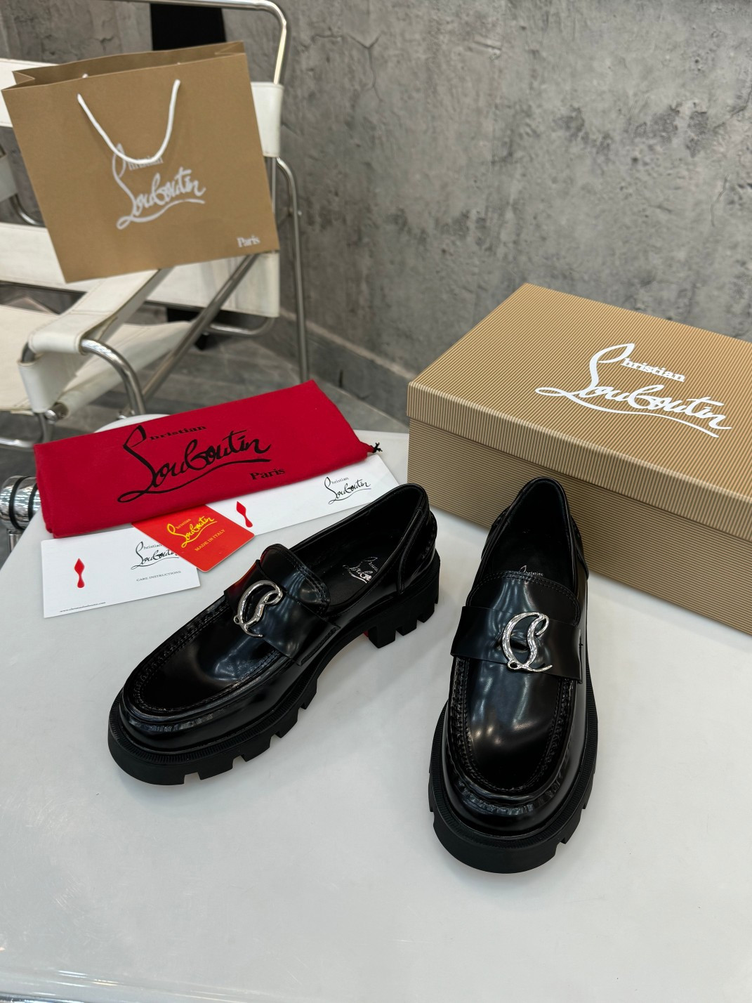 UA Ch**an Louboutin(CL) logo design,the latest runway version of the red-soled shoes