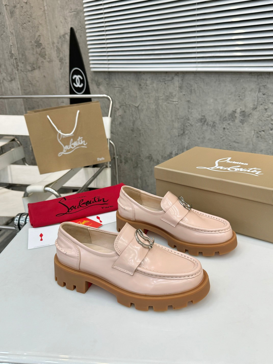 UA Ch**an Louboutin(CL) logo design,the latest runway version of the red-soled shoes