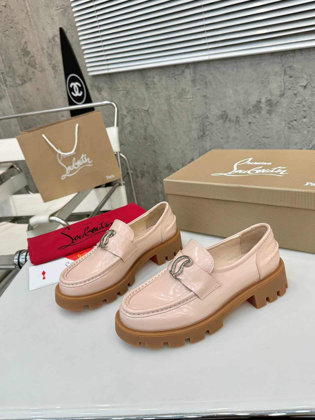 UA Ch**an Louboutin(CL) logo design,the latest runway version of the red-soled shoes