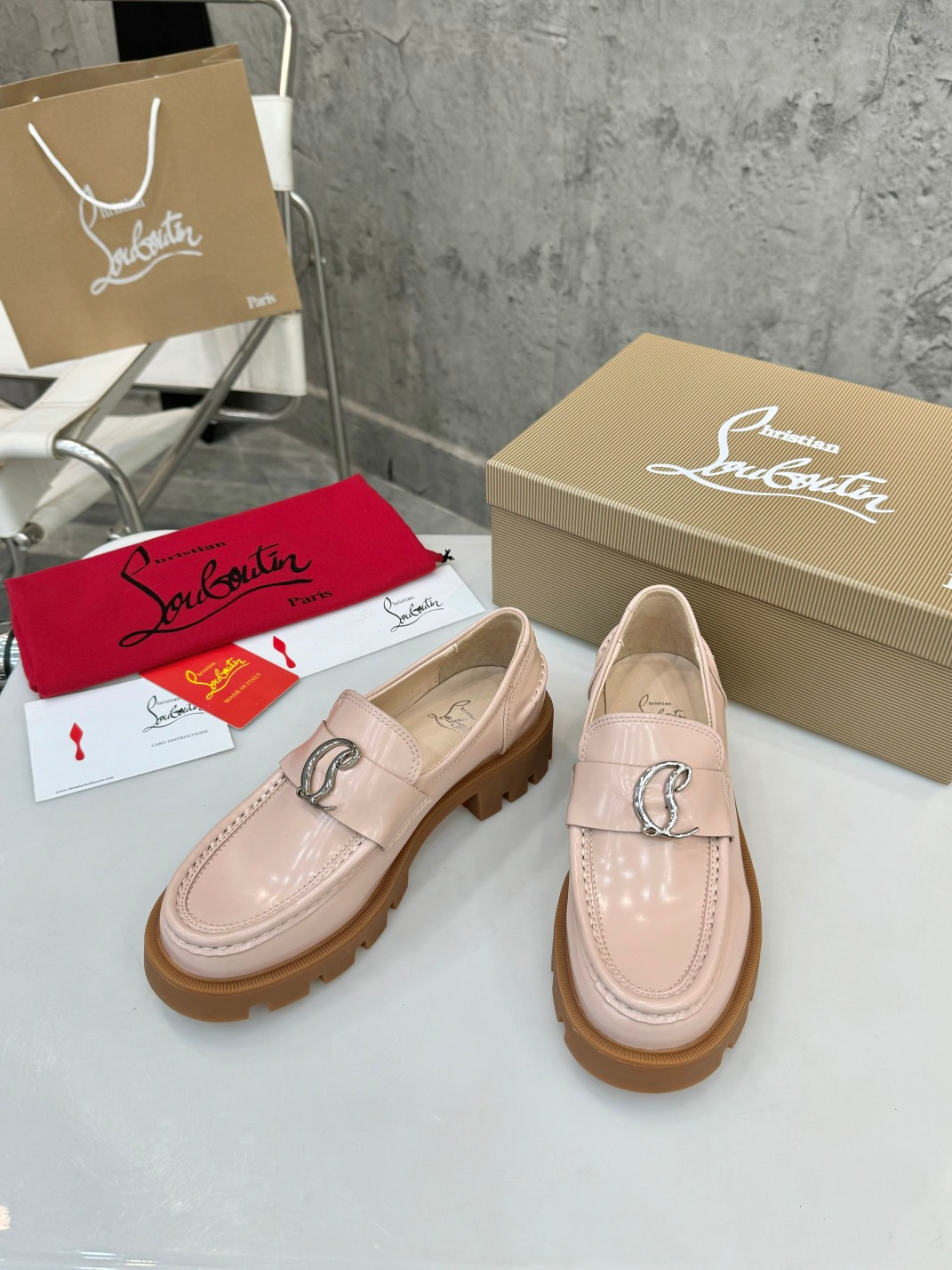 UA Ch**an Louboutin(CL) logo design,the latest runway version of the red-soled shoes