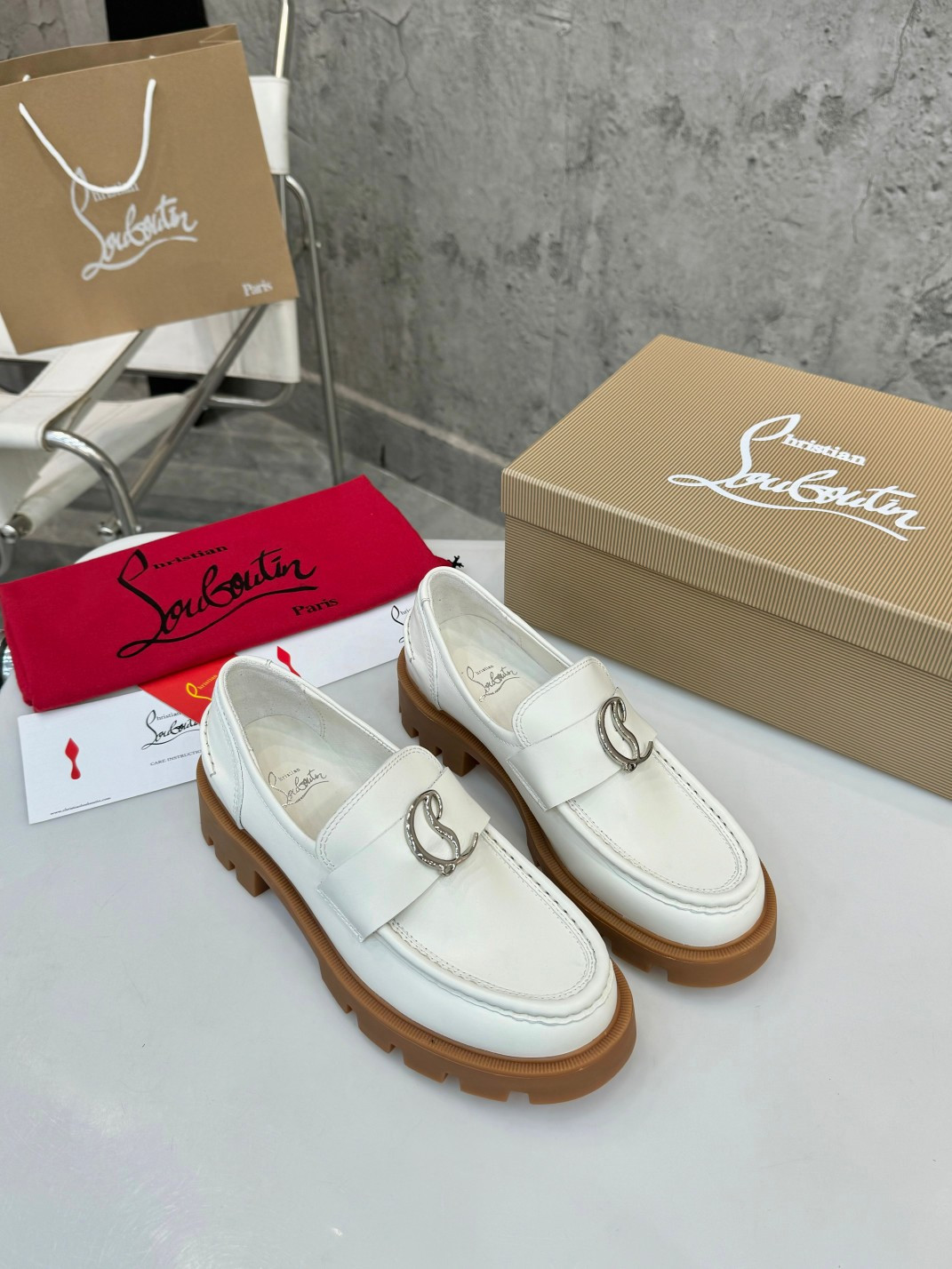 UA Ch**an Louboutin(CL) logo design,the latest runway version of the red-soled shoes