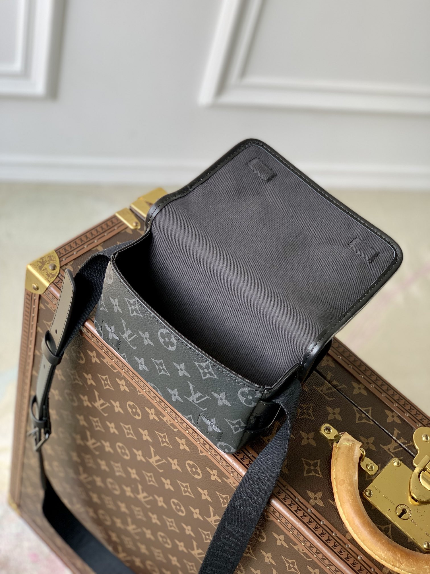 LV Bosphore Wearable Wallet M12599  12 x 7 x 19 cm