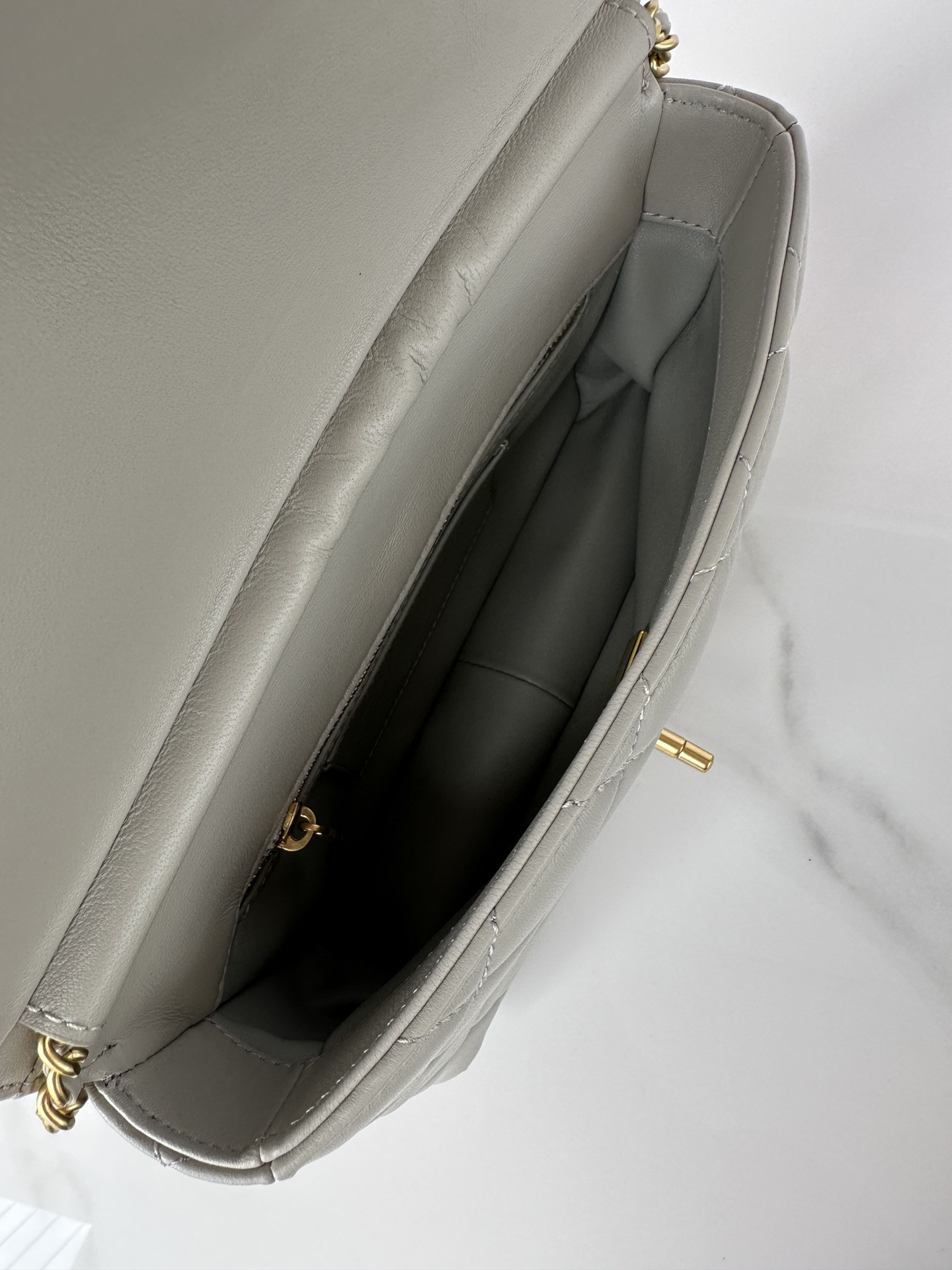 Ch*el Flap Bag 23x15x9cm