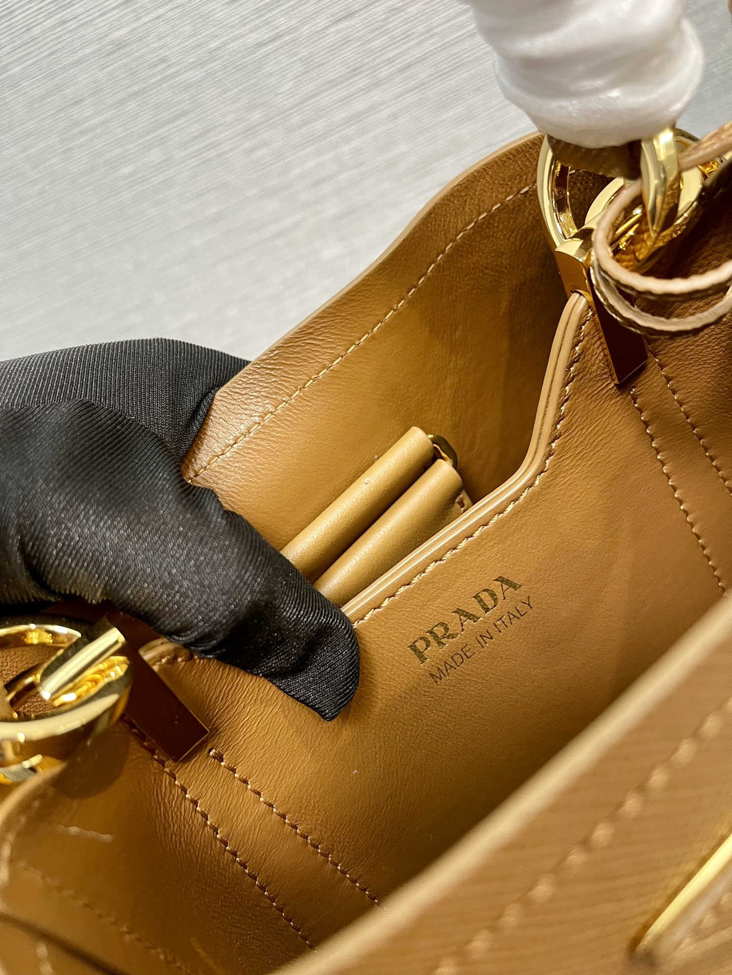 Pra*a Small Saffiano Leather Pra*a Panier Bag 18x17x10.5cm