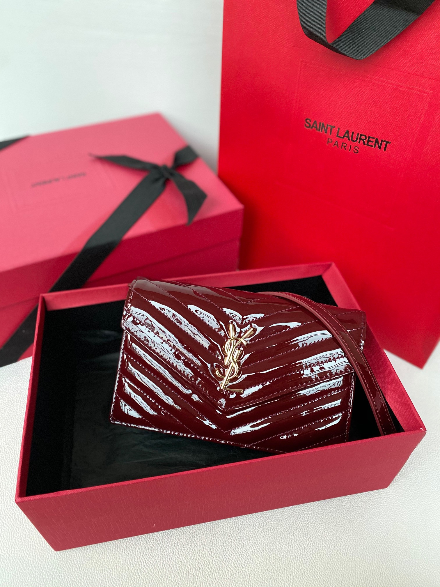 Y*L WOC CASSANDRE envelope chain wallet in patent leather 19x12.5x3.5cm