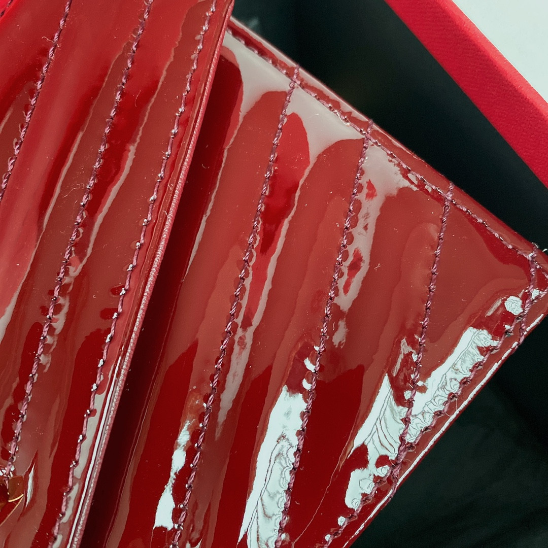 Y*L WOC CASSANDRE envelope chain wallet in patent leather 19x12.5x3.5cm