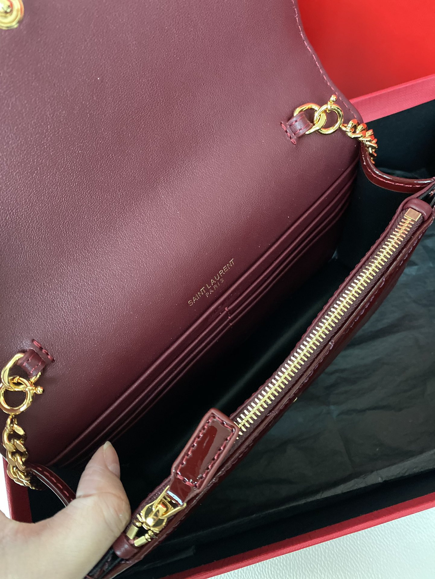 Y*L WOC CASSANDRE envelope chain wallet in patent leather 19x12.5x3.5cm