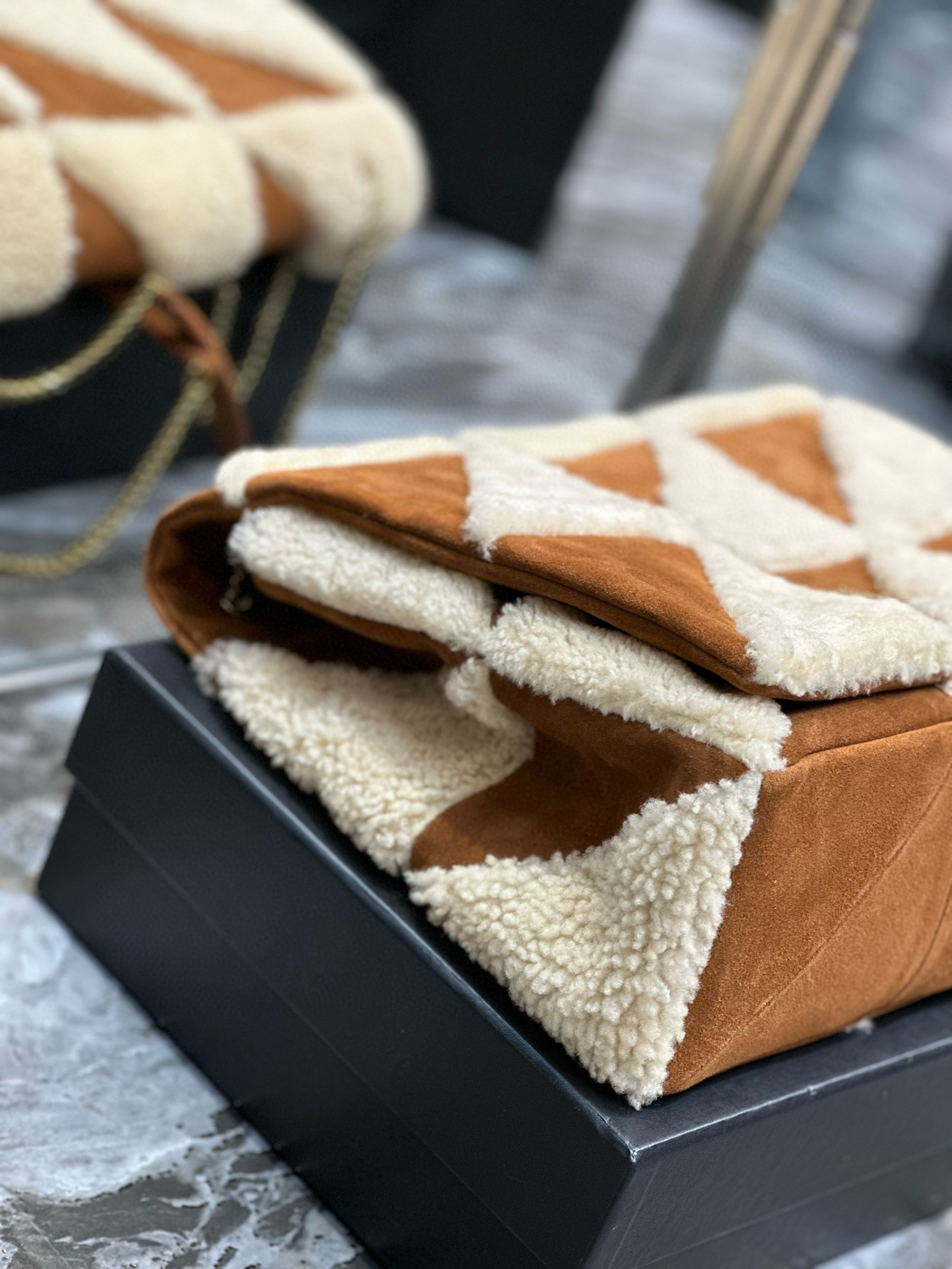 Y*L Jamie Large in Suede and Shearling 38×26×12cm