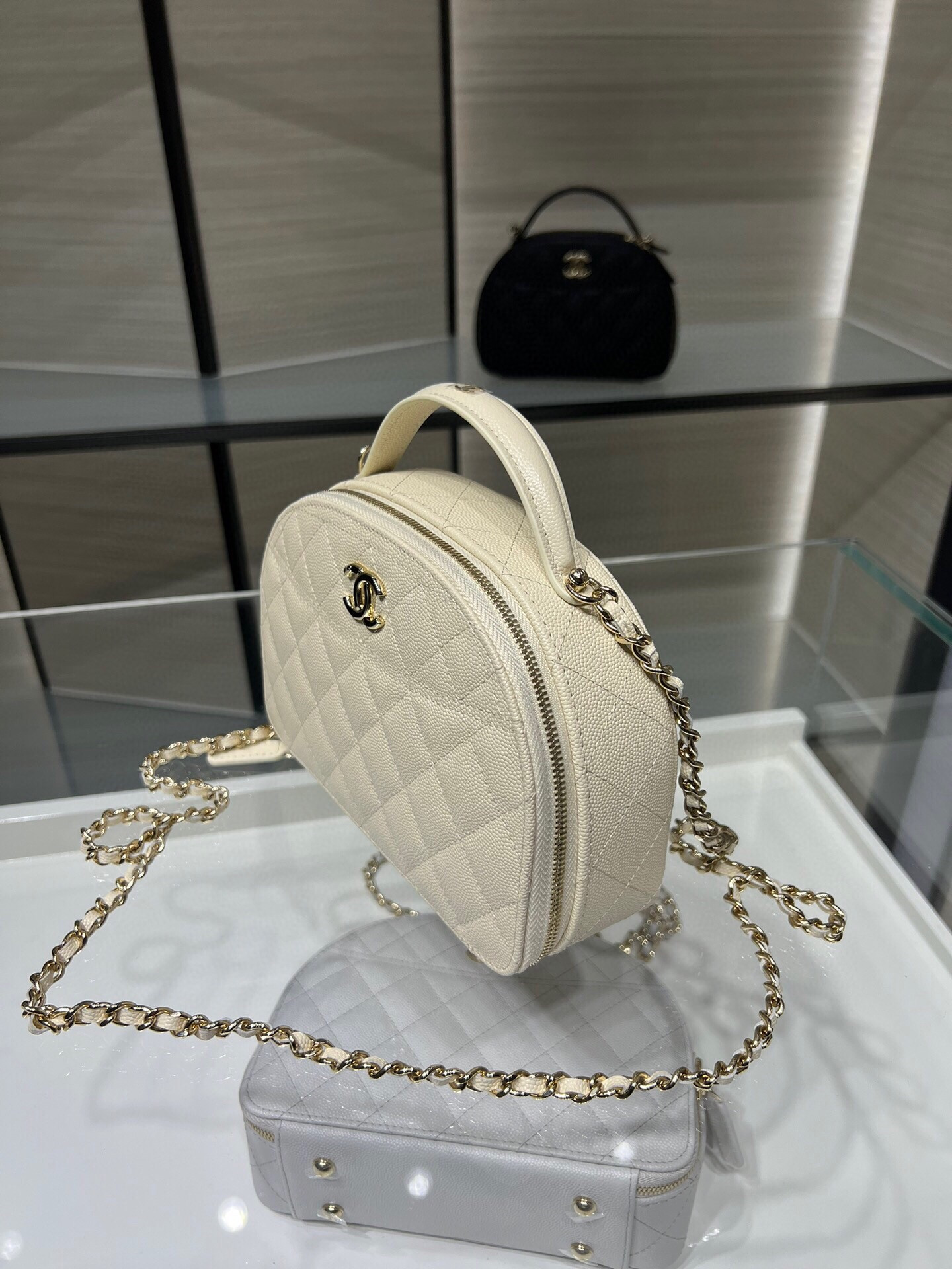 Ch*el 25C Chain shell bag 18X16X6cm
