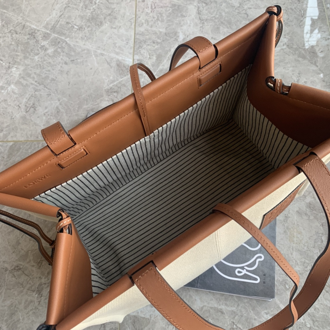 L0ew* Cushion tot Canvas and calfskin 35x27x19cm