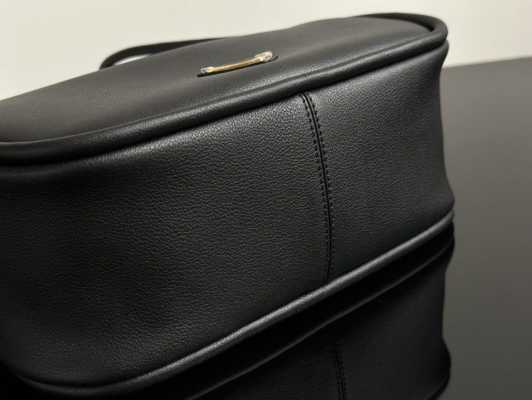 Pra*a Darling leather handbag 18x25x10.5cm