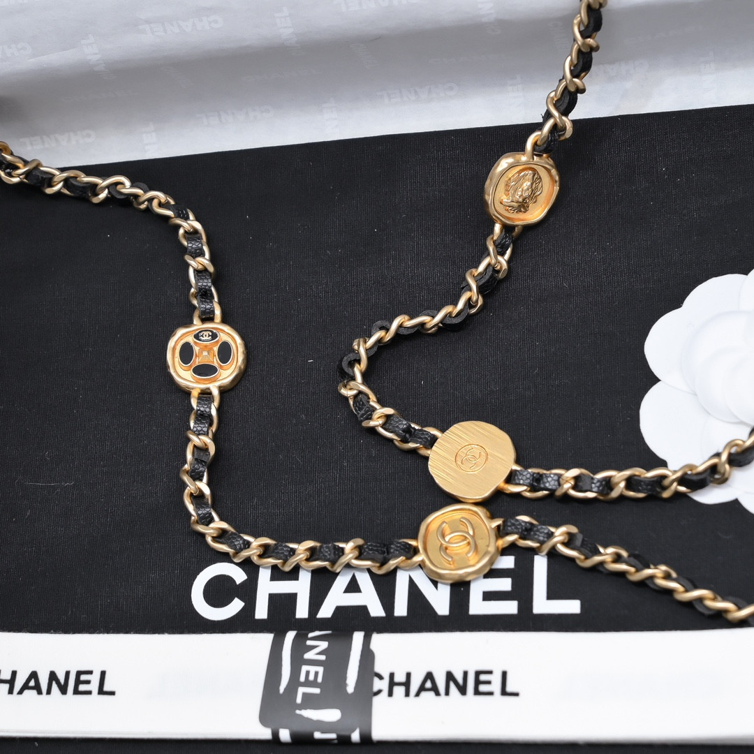 Ch*el WOC CLASSIC WALLET ON CHAIN 19cm