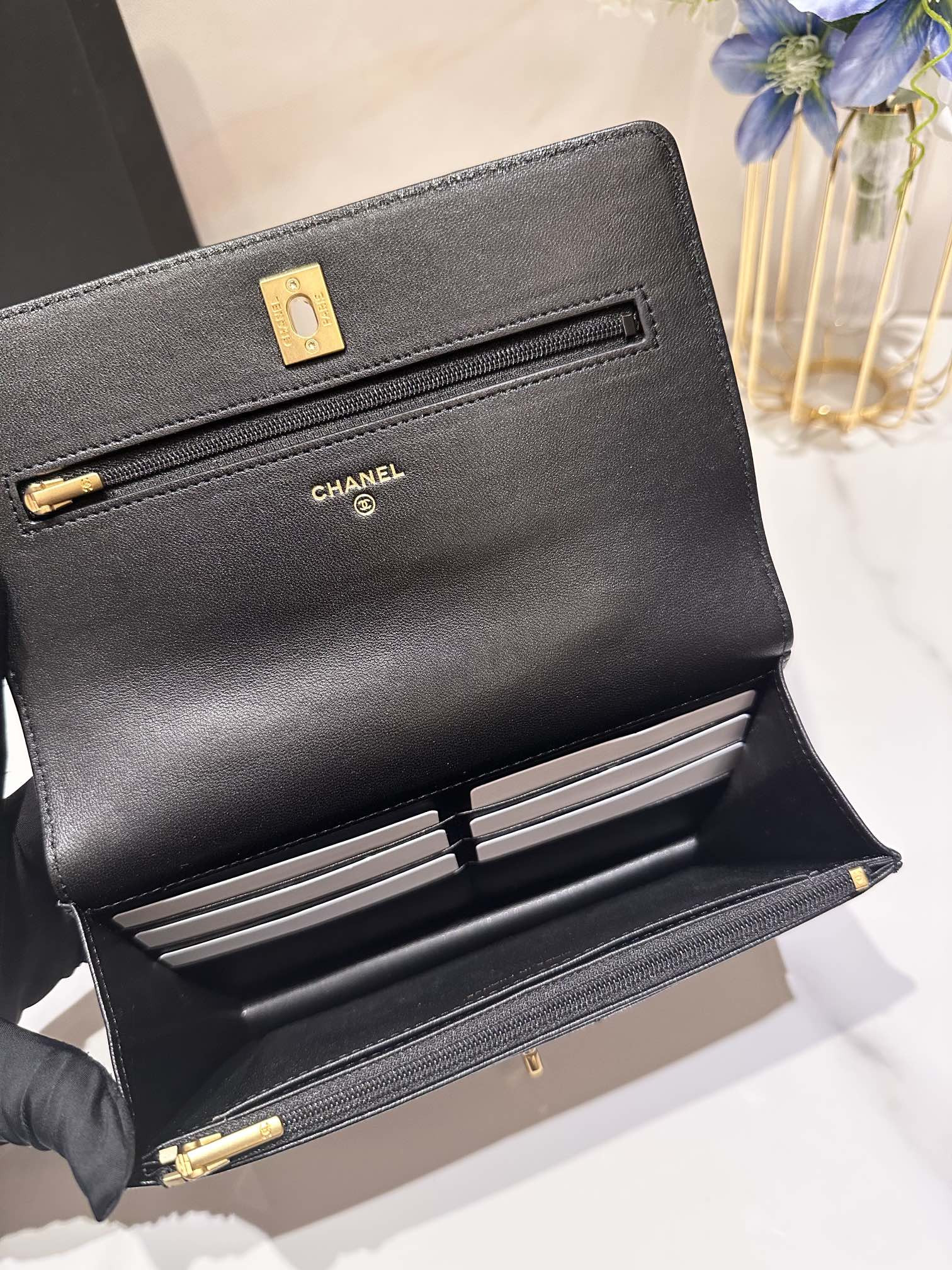 Ch*el WOC CLASSIC WALLET ON CHAIN 19cm