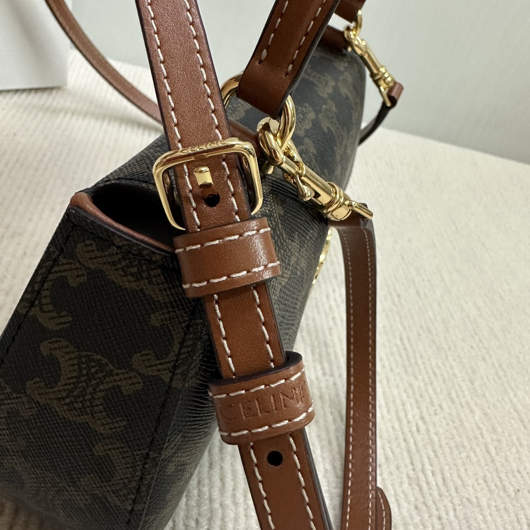 Ce**e TEEN Ce**e LOLA in Triomphe Canvas and Calfskin 20x11.5x5cm