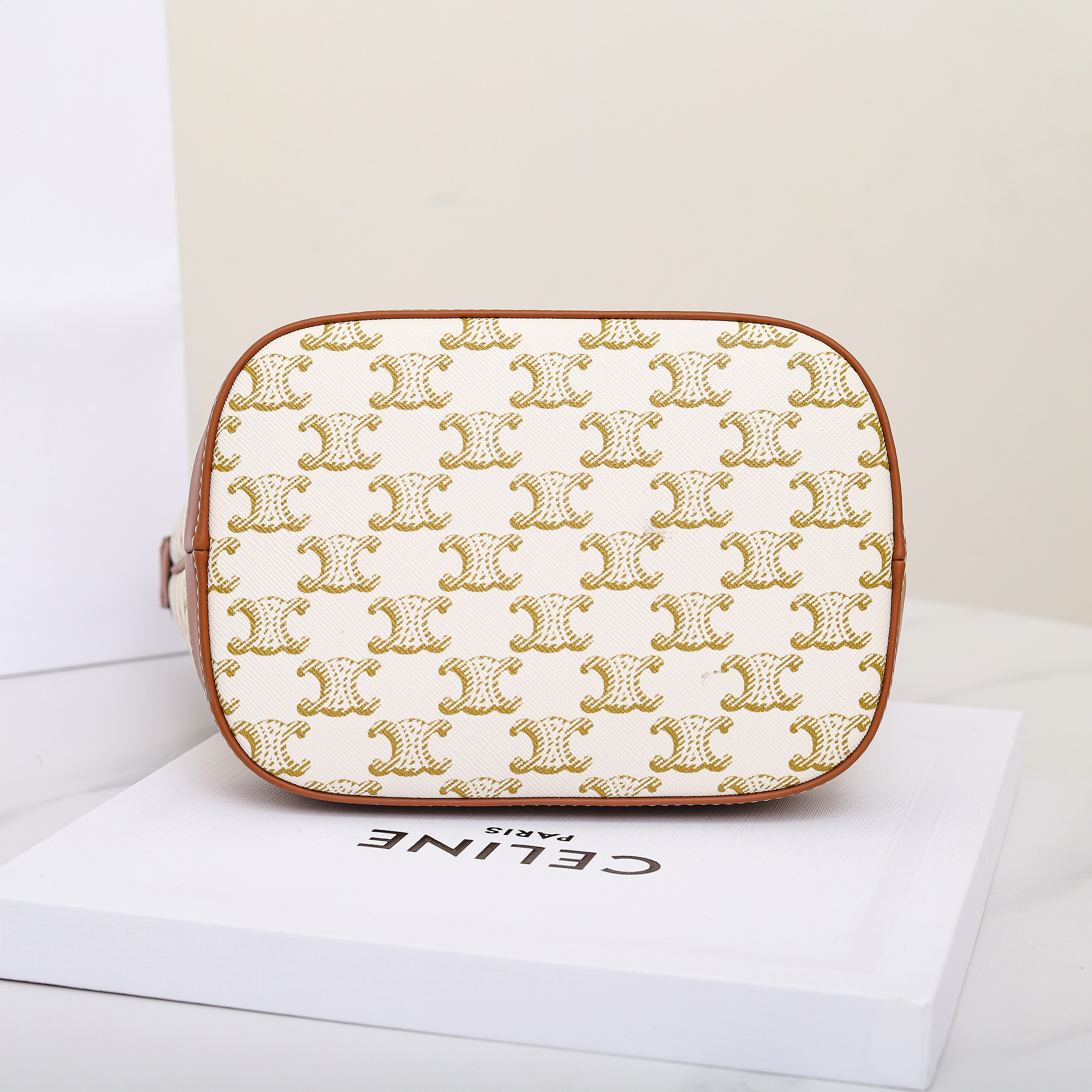 Ce**e SMALL BUCKET IN TRIOMPHE CANVAS AND CALFSKIN 191442 30x22x13cm