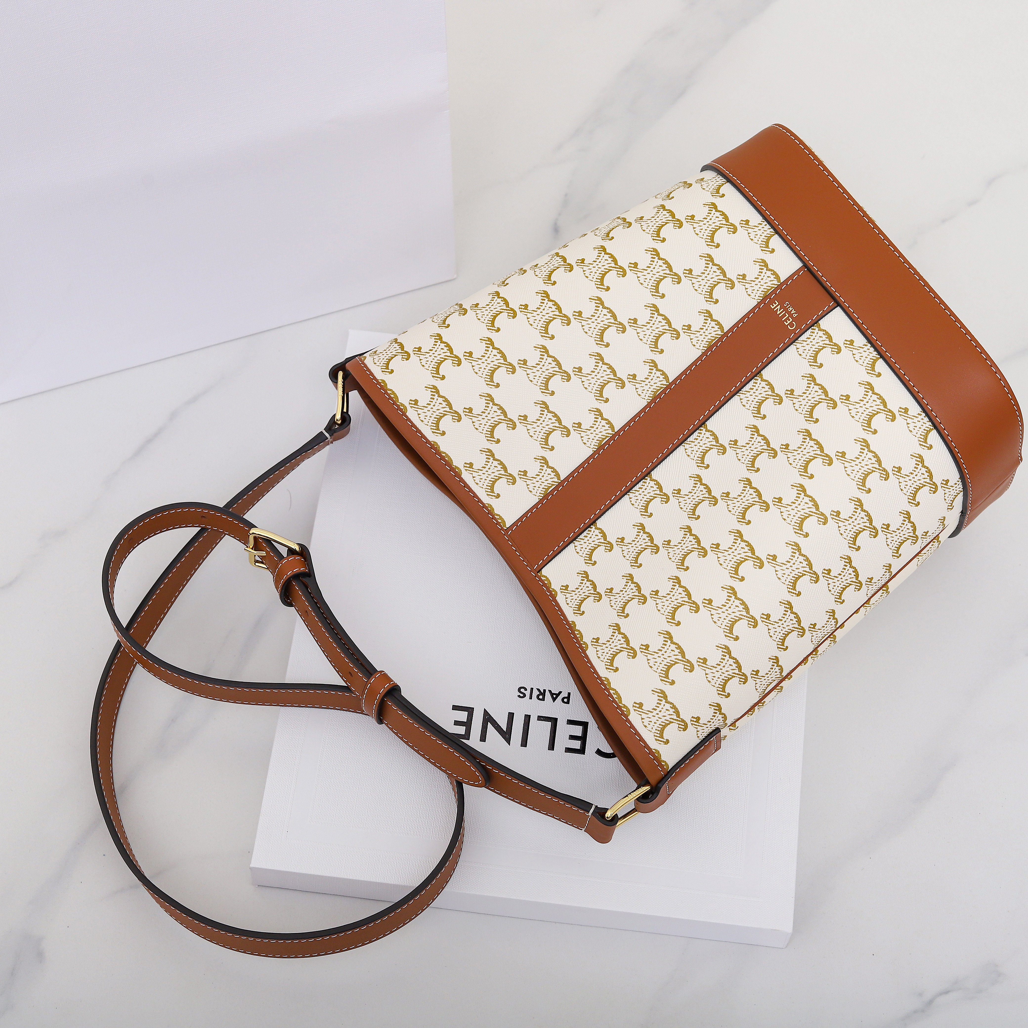 Ce**e SMALL BUCKET IN TRIOMPHE CANVAS AND CALFSKIN 191442 30x22x13cm