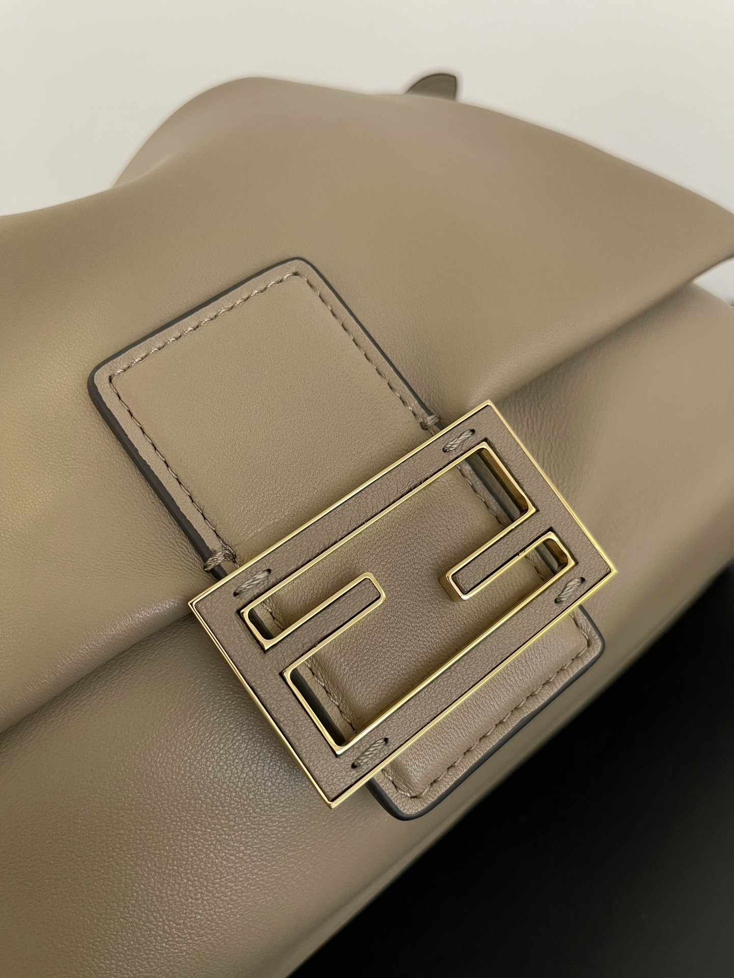 F**di Mamma Baguette Medium 26.5x8.5x18cm