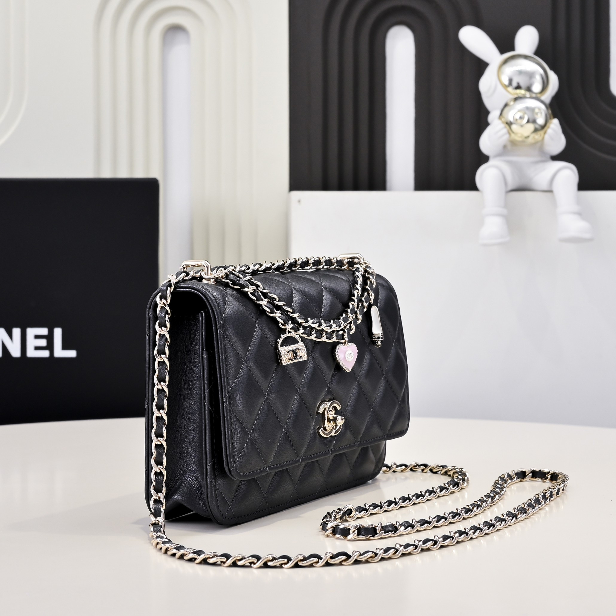 Ch*el SPRING-SUMMER 2025 PRE COLLECTION WALLET ON  BLACK AP4537 19.5 × 13 × 3.5 cm