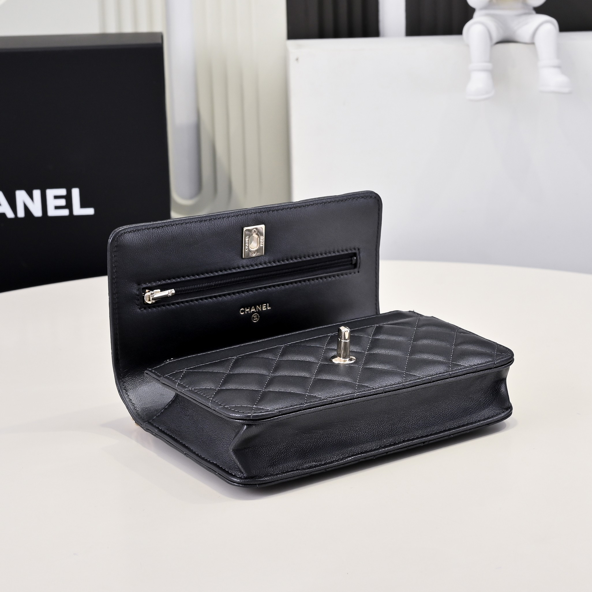 Ch*el SPRING-SUMMER 2025 PRE COLLECTION WALLET ON  BLACK AP4537 19.5 × 13 × 3.5 cm